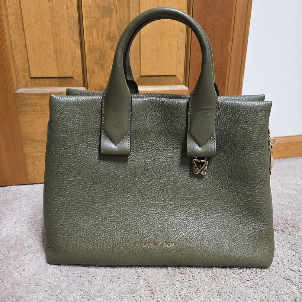 Michael Kors Green Shoulder Bag with Chic Design